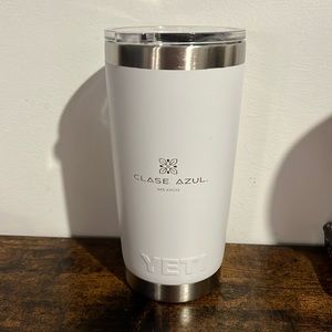 White Yeti rambler 20oz Tumbler - clase Azul logo